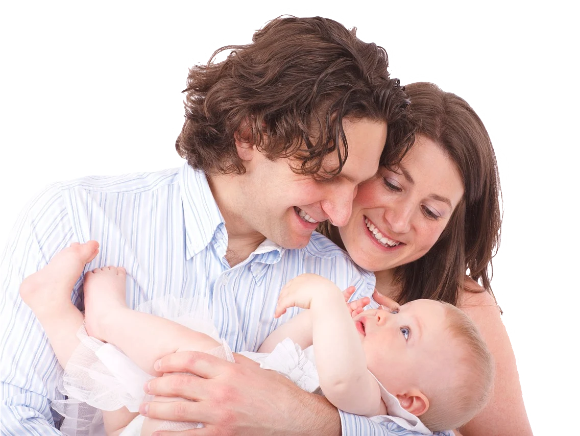 Bebeğiyle birlikte gülümseyen anne ve baba